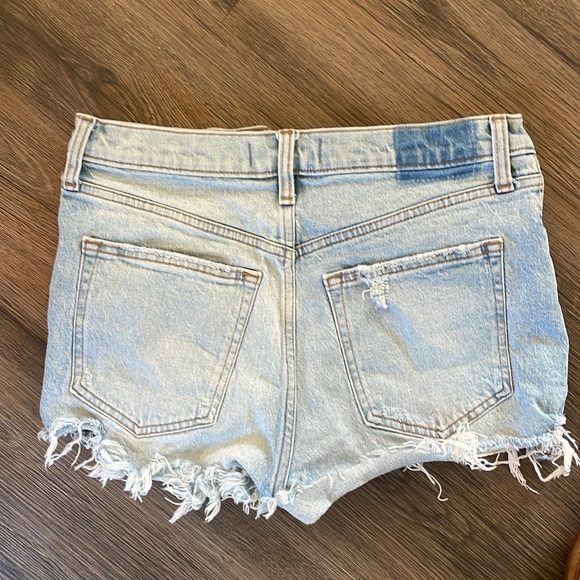 High rise mom short Abercrombie, and Fitch - light wash, distressed - Picture 3 of 3